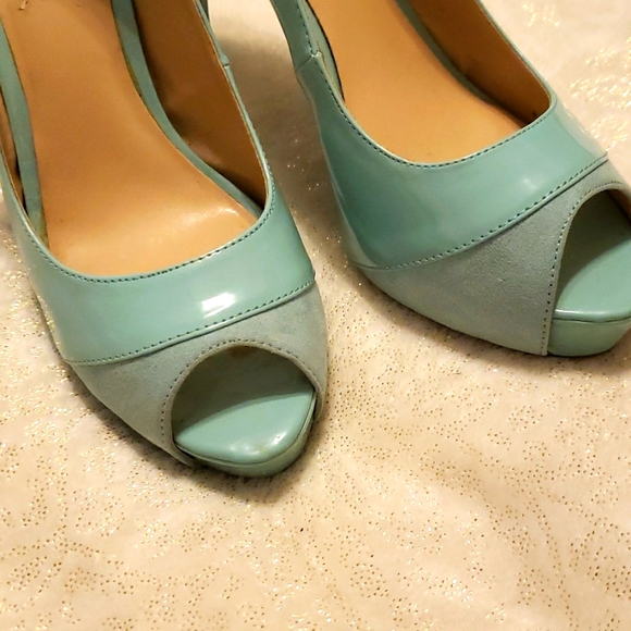 GUESS, Auamarine colored peep toe, velvet accented heels - Picture 4 of 7